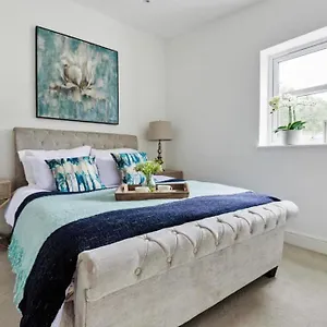 Amazing 3 Bed Interior Designed House With Garden - 114 The Hervey Holiday home London